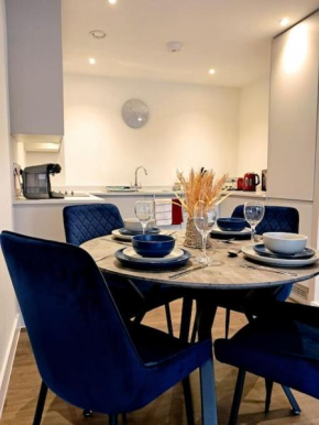 Long Stay Balcony Waterfront 10mins City Centre Old Trafford Media City AO Arena M60 M61 M62